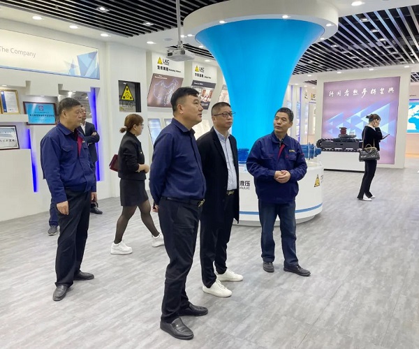 廣州塔山機械、廣州韓川液壓、江蘇靖江新世紀液壓、無錫密斯特智能裝備制造有限公司一行6人蒞臨力克川參觀交流3.jpg
