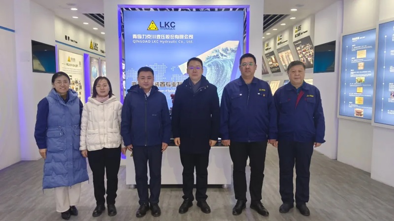 高新區(qū)工委委員、管委副主任張建軍一行蒞臨青島力克川液壓股份有限公司調(diào)研指導(dǎo)1.jpg